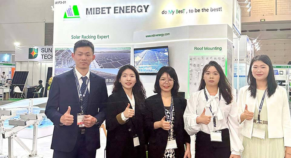 Mibet في معرض Solartech Indonesia صورة للموظفين