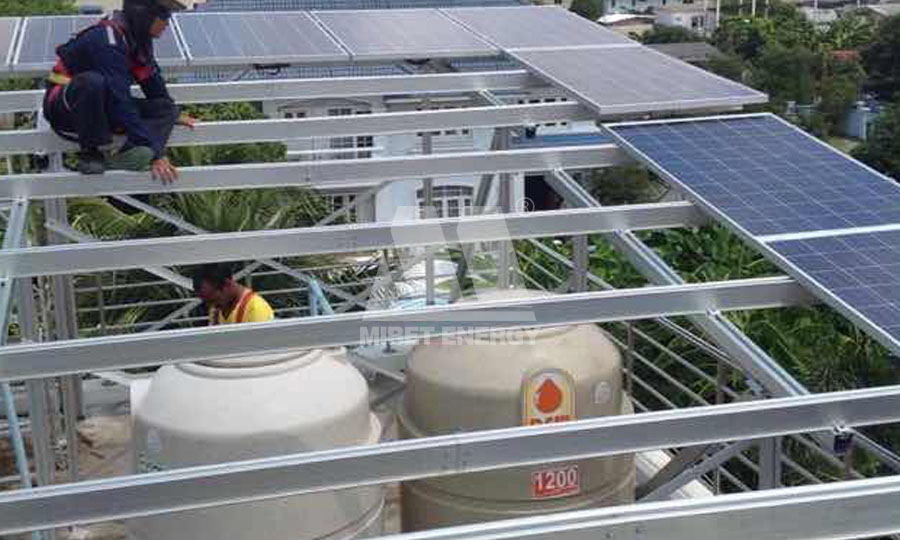 تثبيتات سقف الألواح الشمسية في تايلاند