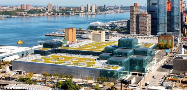 مركز مؤتمرات جافيتس في مدينة نيويورك يضم ألواحًا شمسية على السطح